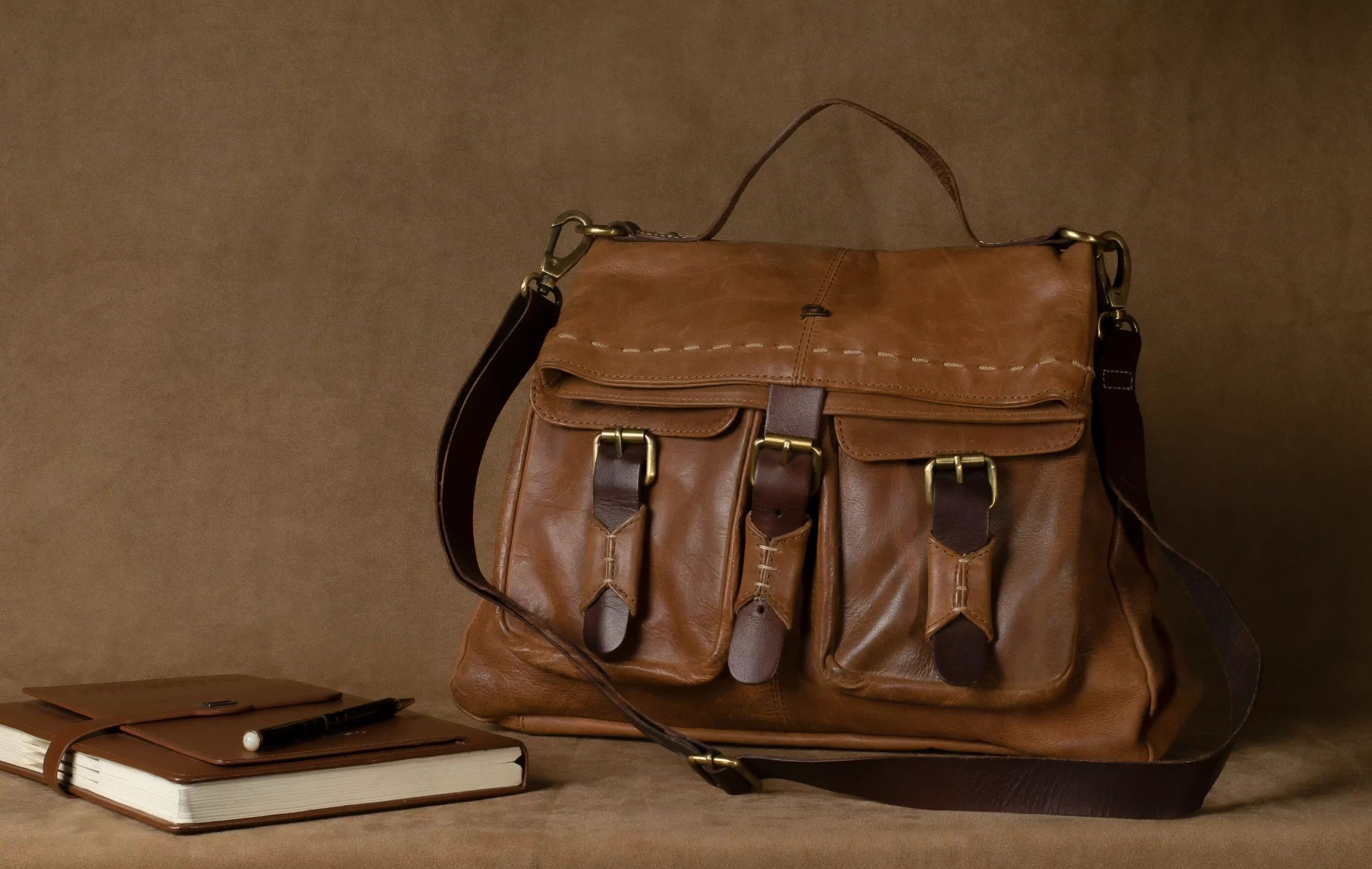 MESSENGER LEATHER BAG WITH TWO TONE EFFECT